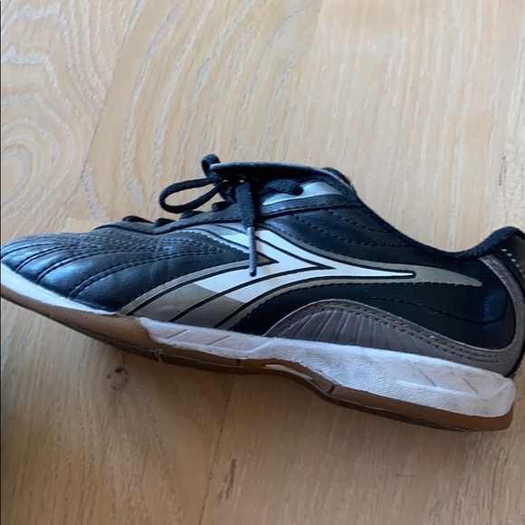 Boys youth size 2.5 DIADORA soccer shoes - Picture 4 of 6